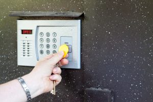 Semne că interfonul blocului tău urmează să cedeze și ce ai de făcut
